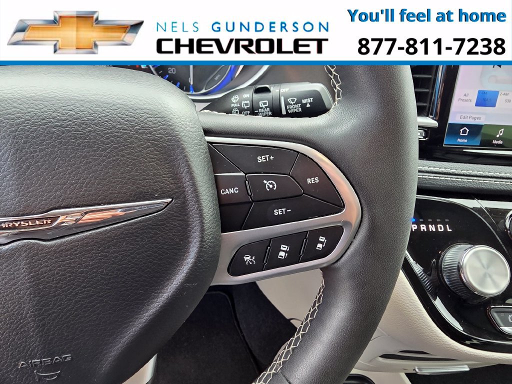Used 2024 Chrysler Pacifica Touring-L FWD image 31