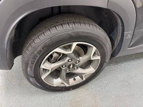 Used 2025 Chevrolet Trax LT w/ LT Convenience Package FWD image 9