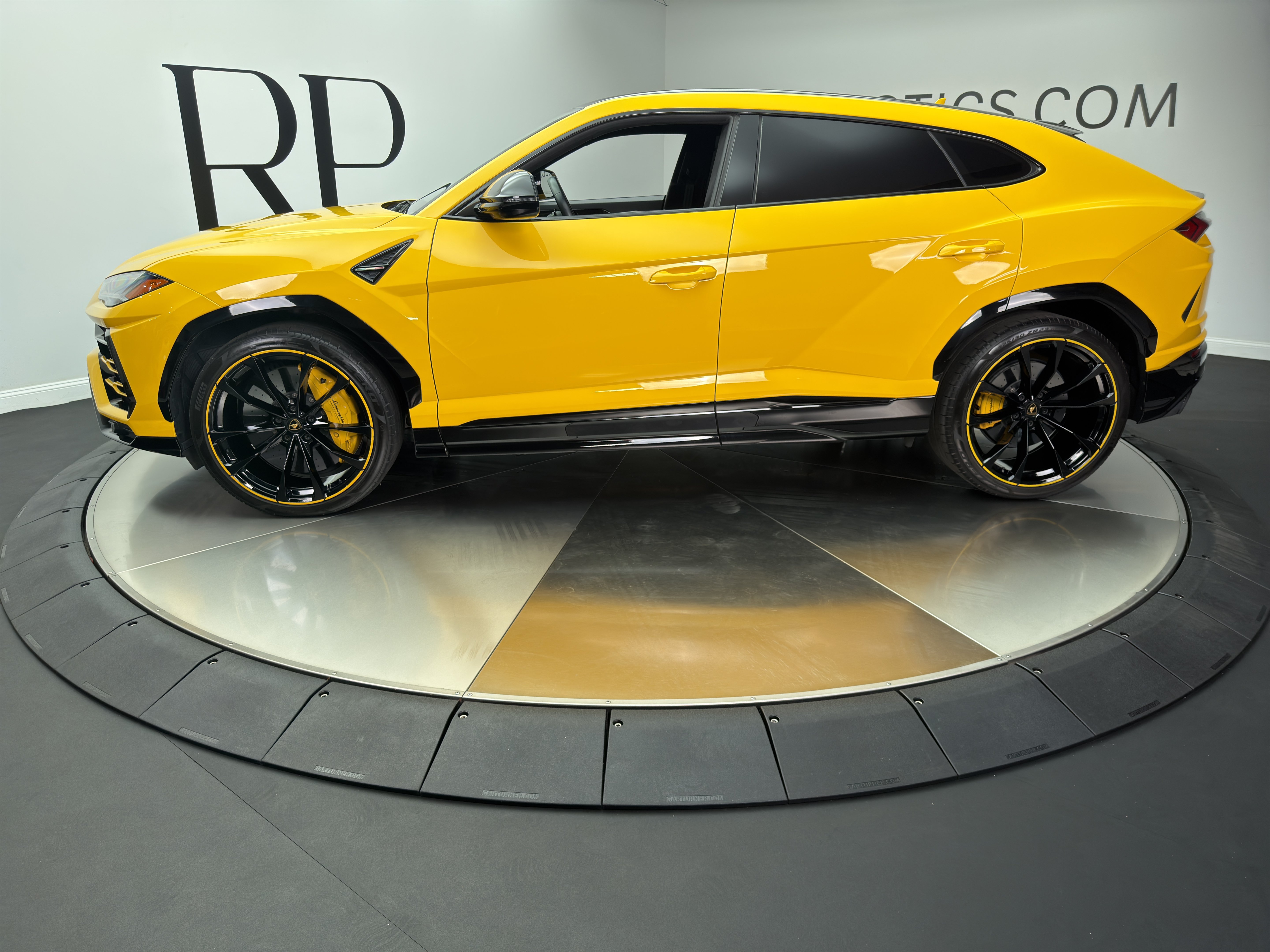 Used 2021 Lamborghini Urus AWD/4WD image 3
