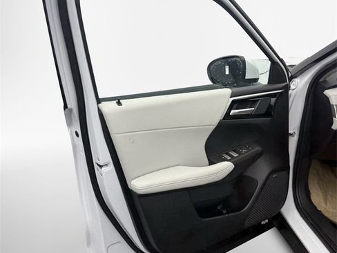 New 2025 Mitsubishi Outlander SE image 17