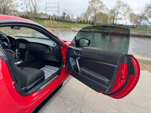 Used 2018 Toyota 86 RWD image 12