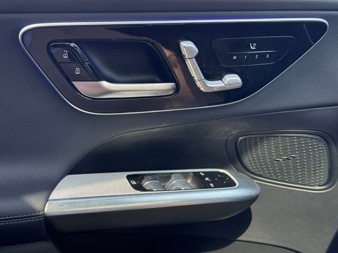 Used 2025 Mercedes-Benz GLC 300 4MATIC image 28