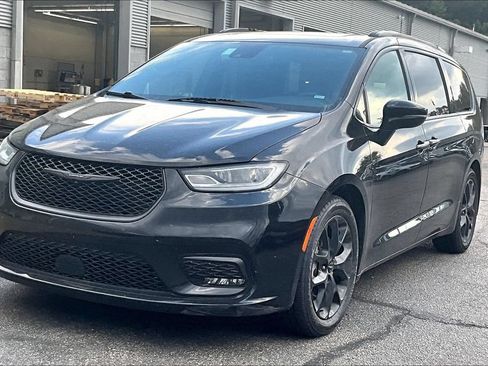 Used 2025 Chrysler Pacifica Limited FWD image 2