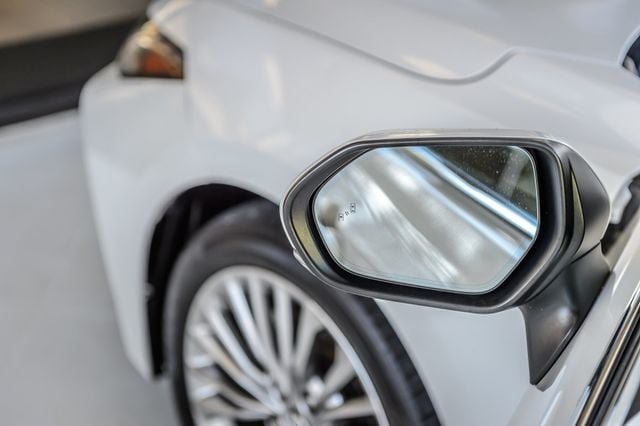 Used 2019 Toyota Avalon Limited FWD image 51