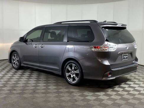 Used 2019 Toyota Sienna SE image 3