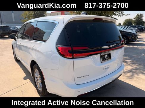 Used 2025 Chrysler Pacifica Select FWD image 2
