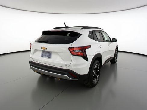 Used 2025 Chevrolet Trax LT FWD image 9