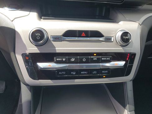 Used 2023 Ford Explorer XLT image 24