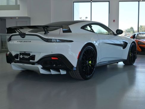 Used 2023 Aston Martin V8 Vantage Coupe RWD image 2