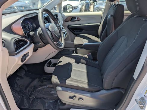 Used 2023 Chrysler Voyager LX FWD image 16