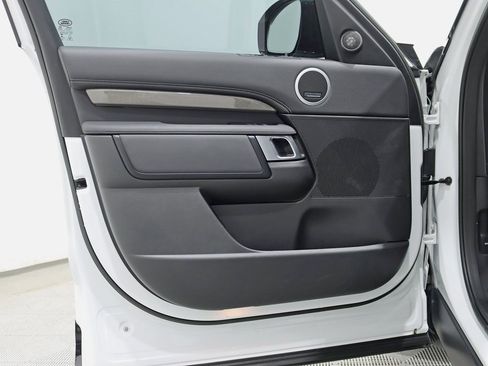 Used 2023 Land Rover Discovery Metropolitan Edition image 39