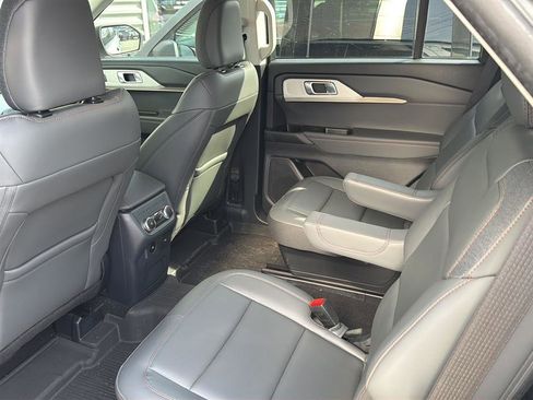 Used 2025 Ford Explorer Active w/ Active Comfort Package image 5
