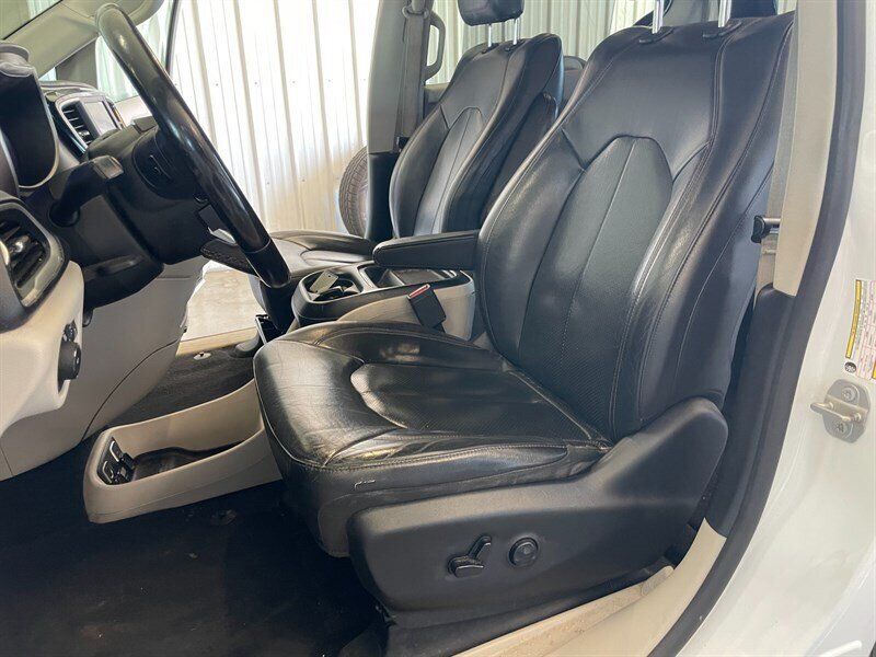 Used 2019 Chrysler Pacifica Touring-L FWD image 15