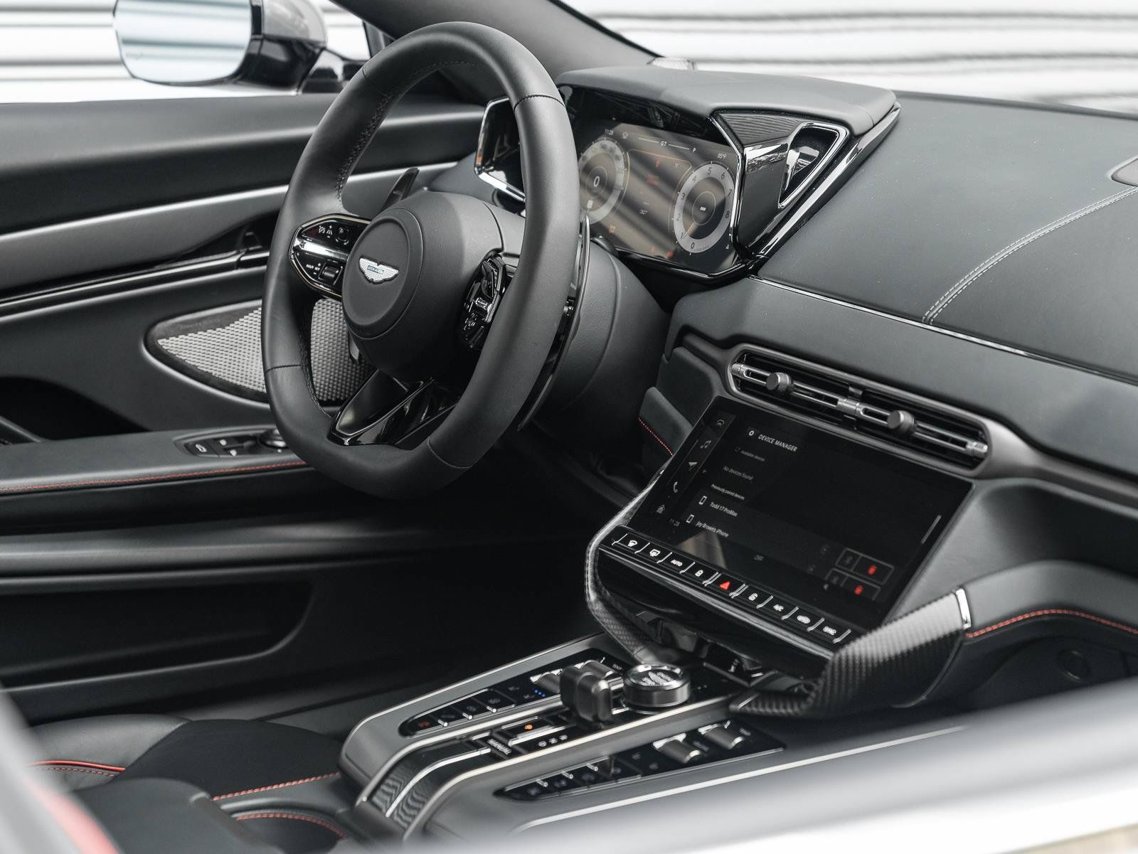 Used 2025 Aston Martin Vanquish RWD image 22