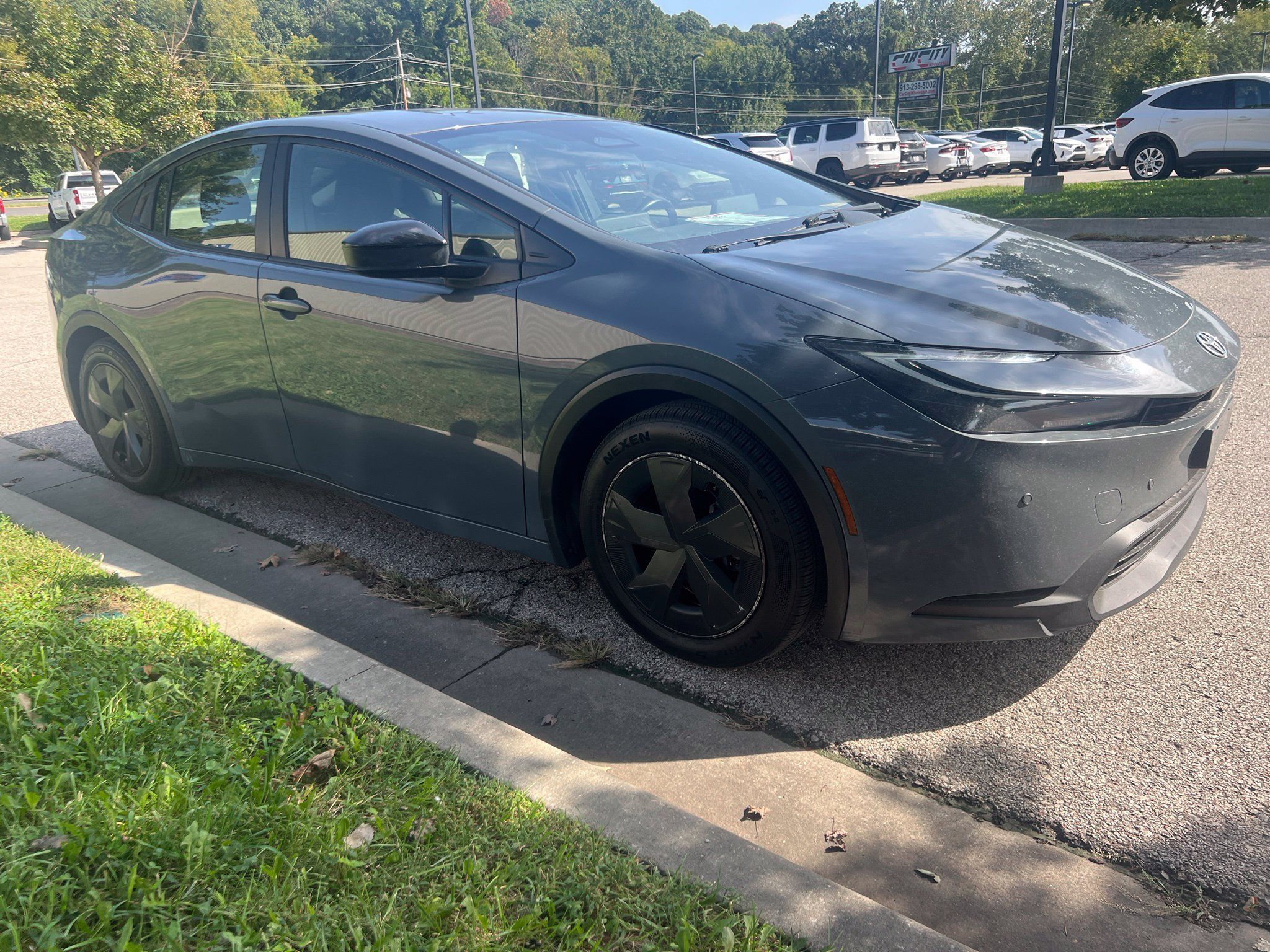 Used 2023 Toyota Prius LE FWD image 3