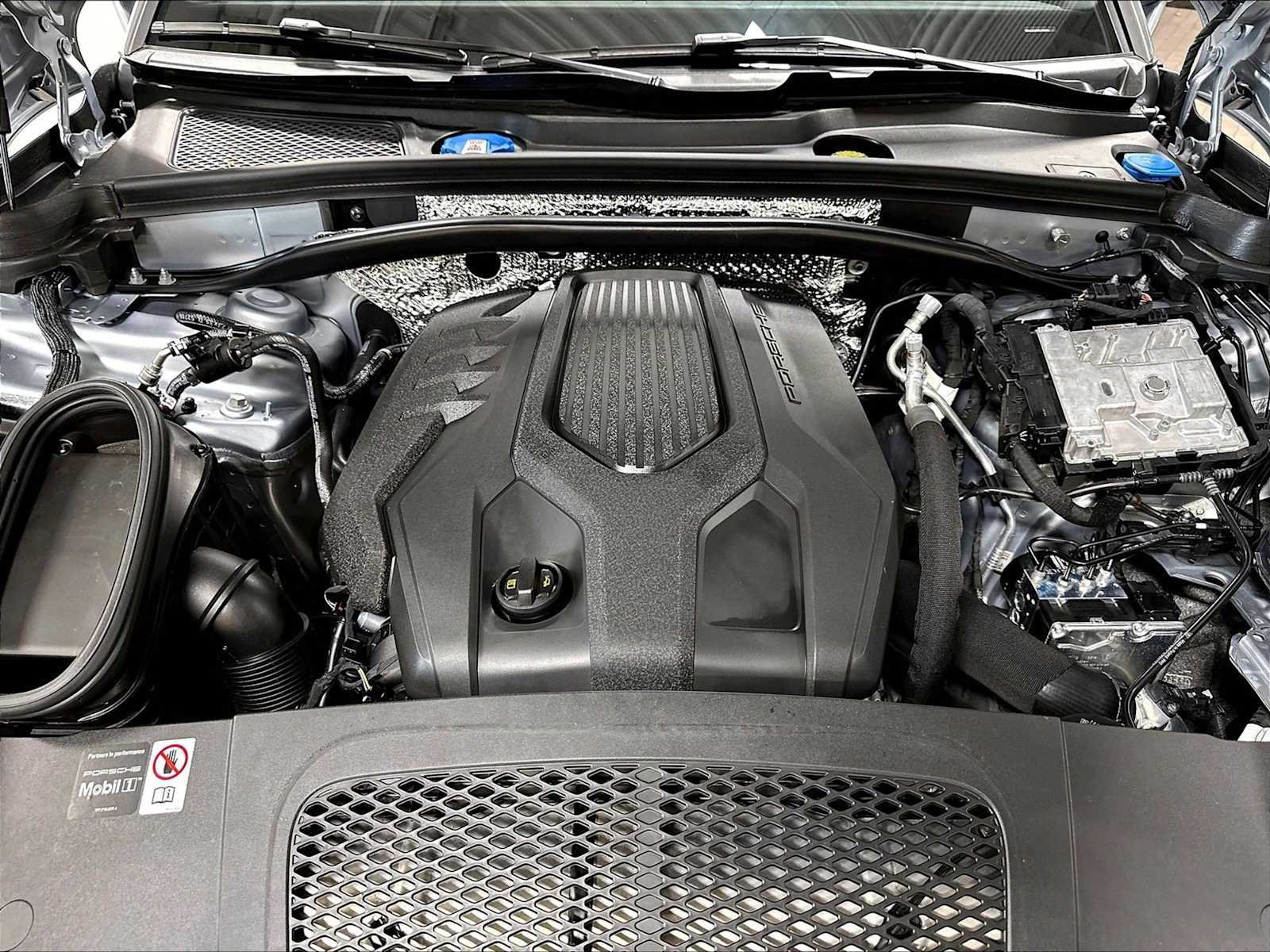 Used 2026 Porsche Macan AWD/4WD image 37