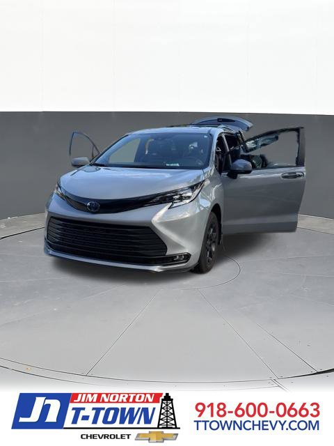 Used 2025 Toyota Sienna XLE Woodland Edition AWD/4WD image 1