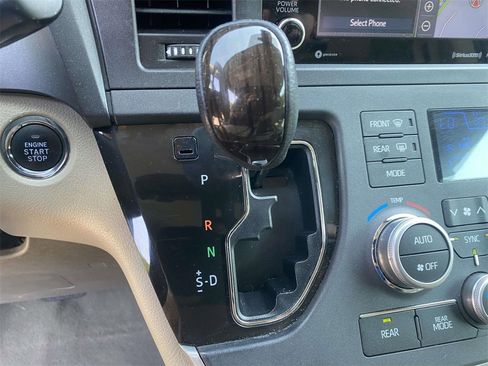 Used 2020 Toyota Sienna XLE image 30