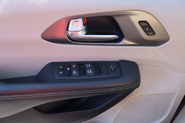 Used 2023 Chrysler Pacifica Touring-L FWD image 38