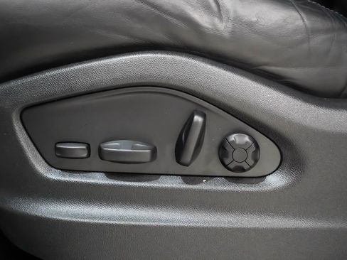 Certified 2023 Porsche Cayenne Platinum Edition image 24