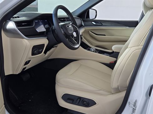 New 2025 Jeep Grand Cherokee Limited image 8