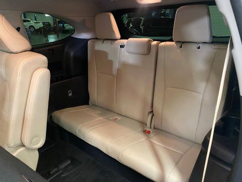 Used 2024 Toyota Highlander XLE FWD image 16