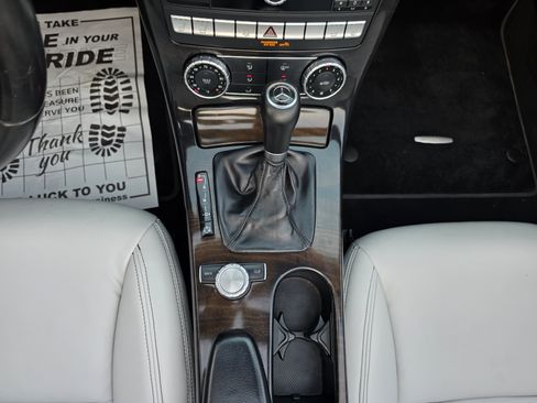 Used 2015 Mercedes-Benz SLK 250 image 40