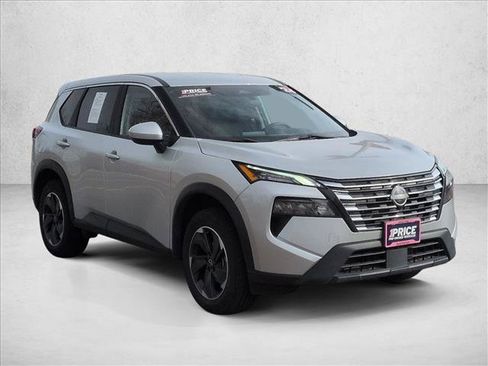 Used 2024 Nissan Rogue SV AWD/4WD image 3