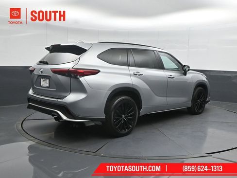 Used 2023 Toyota Highlander XSE image 2