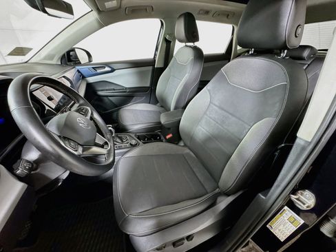 Used 2023 Volkswagen Taos SE w/ Panoramic Sunroof Package AWD/4WD image 15