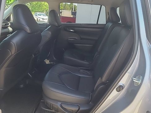 Used 2023 Toyota Highlander XLE AWD/4WD image 17