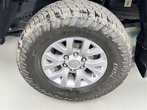 Certified 2017 Toyota Tacoma SR5 image 28