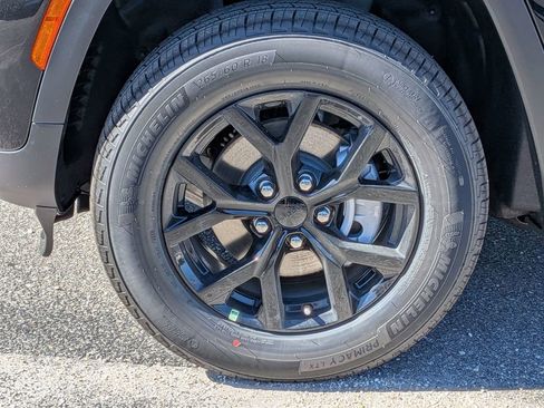 New 2025 Jeep Grand Cherokee Altitude image 12