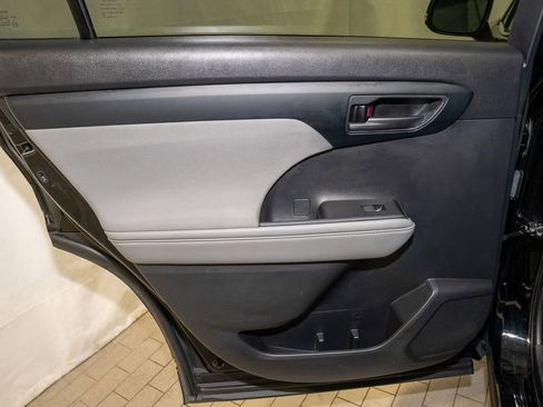 Used 2023 Toyota Highlander L image 10