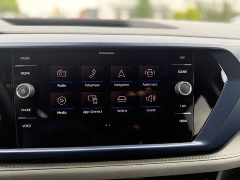 Used 2024 Volkswagen Taos SE image 17