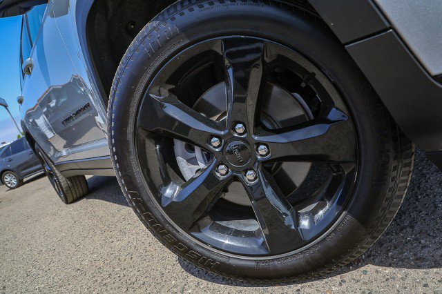 Used 2022 Jeep Grand Cherokee L Limited w/ Black Appearance Package AWD/4WD image 2