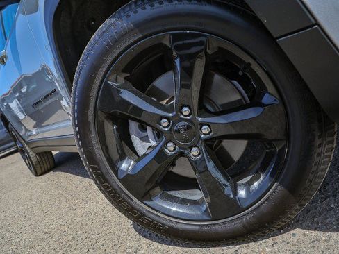 Used 2022 Jeep Grand Cherokee L Limited w/ Black Appearance Package AWD/4WD image 2