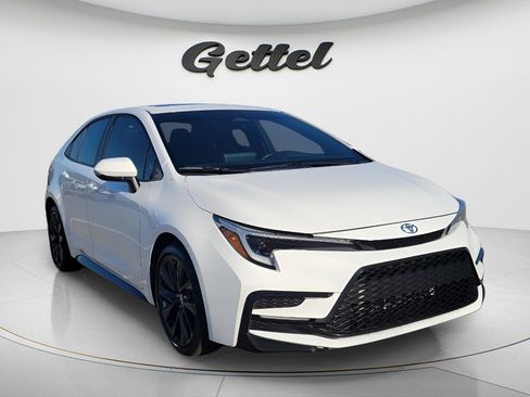 Certified 2024 Toyota Corolla SE w/ SE Premium Package FWD image 3