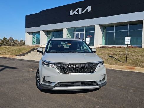 Used 2024 Kia Carnival EX image 2