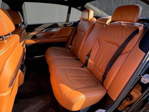 Used 2022 BMW 750i xDrive w/ Luxury Rear Seating Package image 22