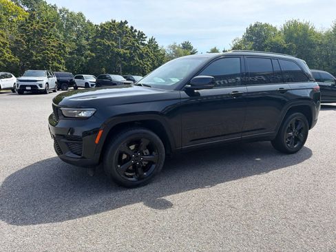 Used 2023 Jeep Grand Cherokee Altitude AWD/4WD image 19