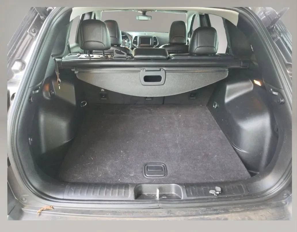 Used 2019 Jeep Cherokee Latitude Plus AWD/4WD image 6