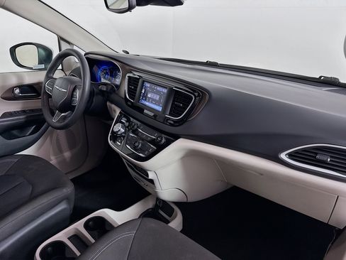 Used 2023 Chrysler Voyager LX image 37