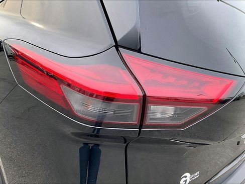 Used 2023 Nissan Rogue SV image 31