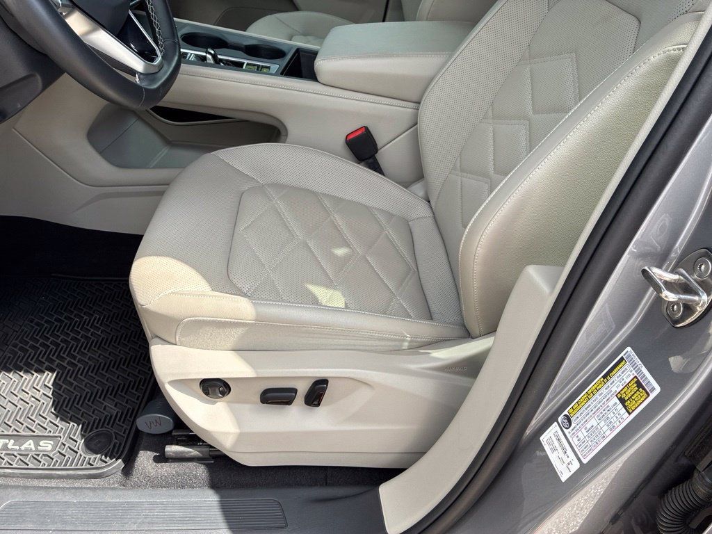 Used 2024 Volkswagen Atlas SE AWD/4WD image 13