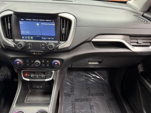 Used 2024 GMC Terrain SLT image 17