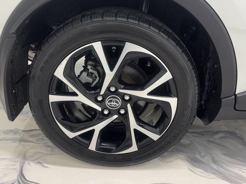 Used 2018 Toyota C-HR XLE FWD image 13
