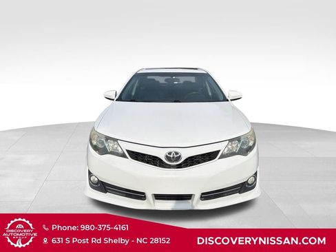 Used 2014 Toyota Camry SE w/ Moonroof Package FWD image 2