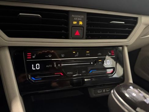 Used 2025 Volkswagen Jetta SE w/ Sunroof Package FWD image 19