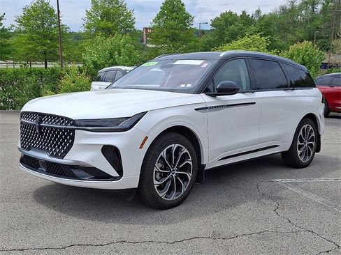 Certified 2025 Lincoln Nautilus Reserve AWD/4WD image 3
